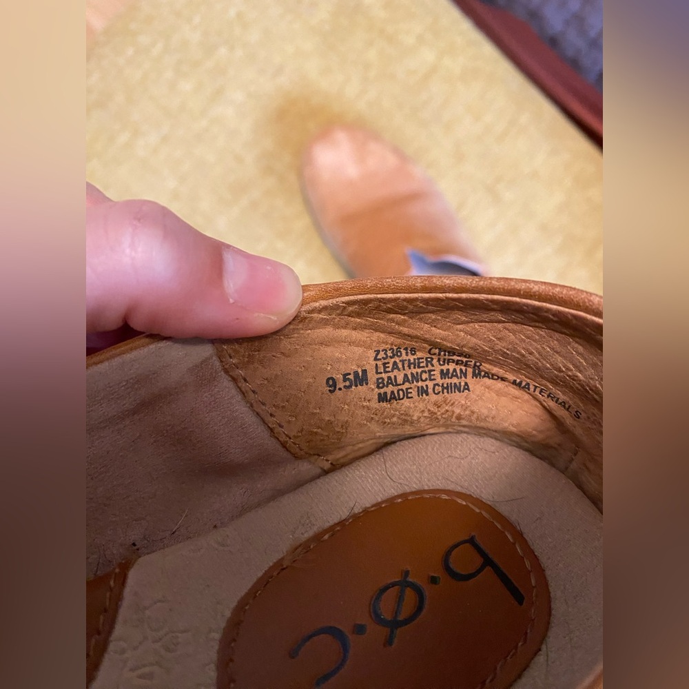 b.o.c. Women’s Tan Leather Slip-On’s Size 9.5 - Picture 2 of 5